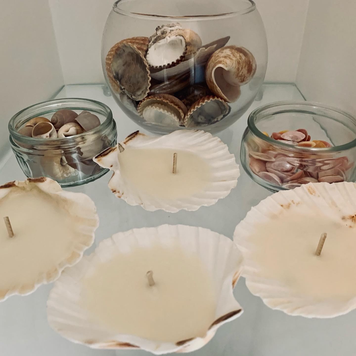 Salle de bain zen avec bougies allumées