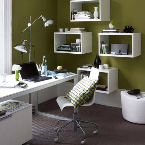 Bureau à domicile bien organisé avec plantes vertes