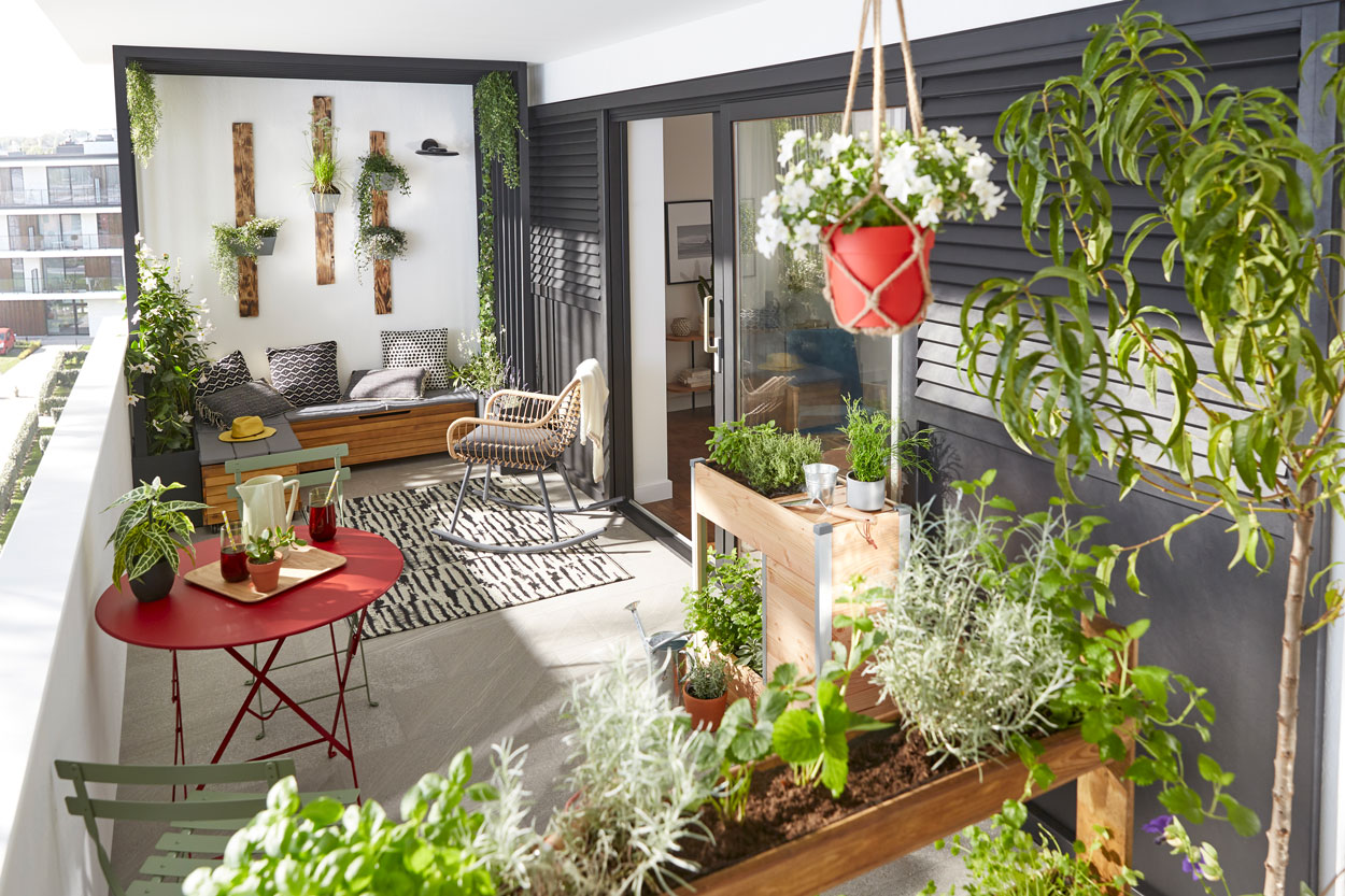 Petit balcon décoré avec des plantes