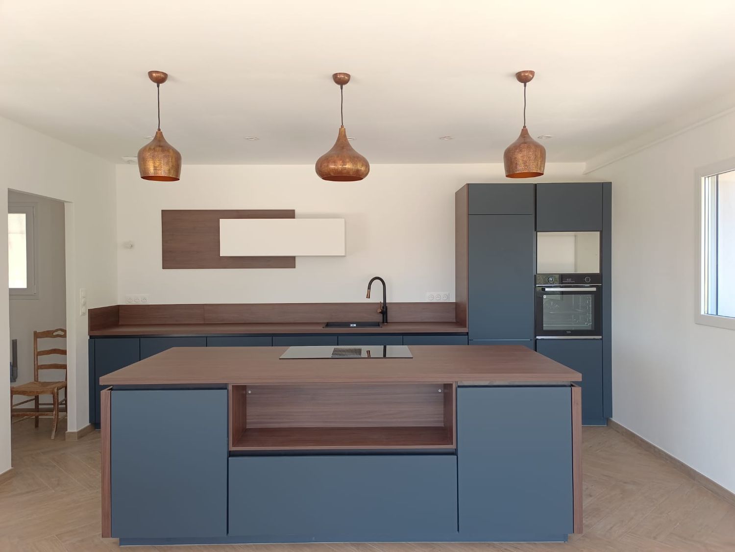 idees-deco-cuisine-fonctionnelle-esthetique-amenagement-moderne-ustensiles-organises