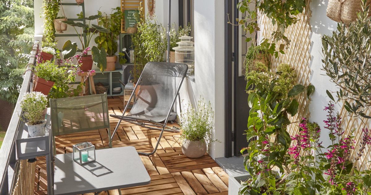 mobilier de balcon écologique en bois et plantes vertes