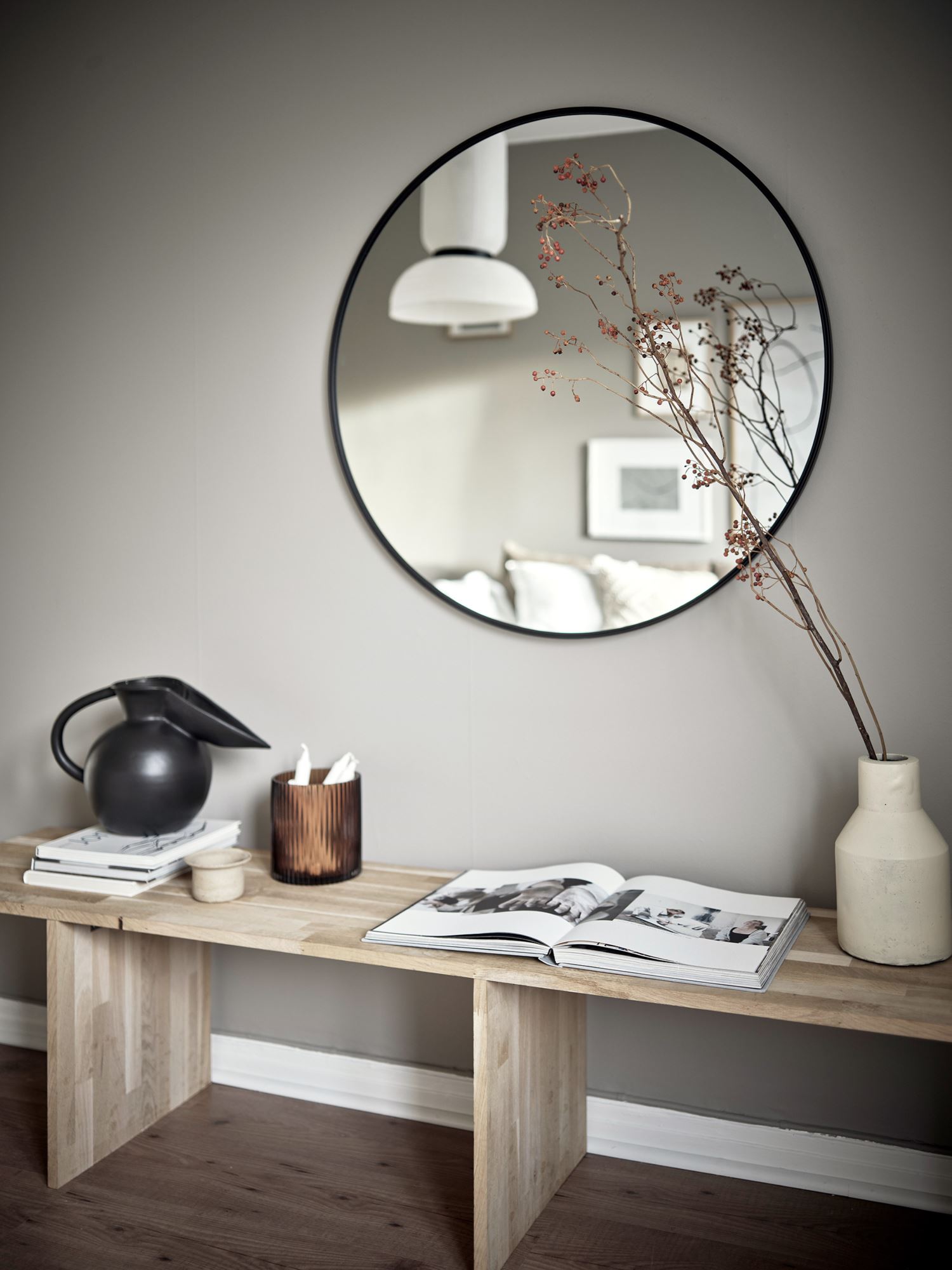 Miroir rond suspendu sur un mur d'entrée avec décoration Feng Shui