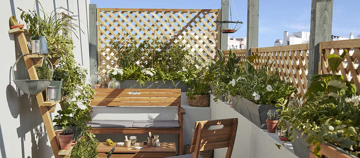 astuces pour agrandir visuellement un petit balcon avec plantes et miroir décoratif