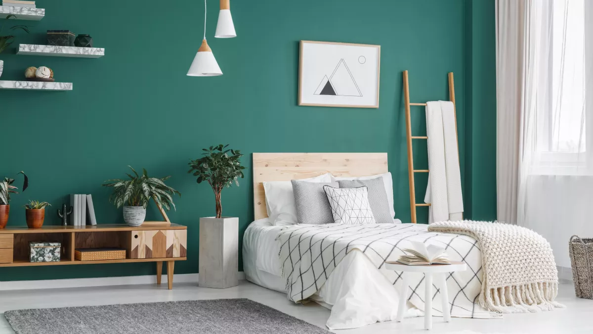 Principes du Feng Shui appliqués dans une chambre à coucher paisible avec lit bien placé