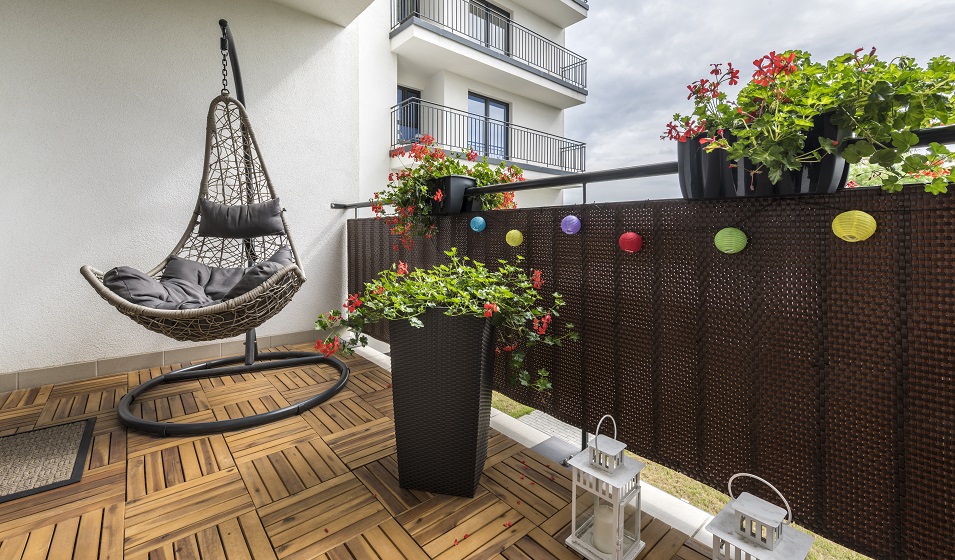 Plantes grimpantes verdoyantes sur un balcon en ville.