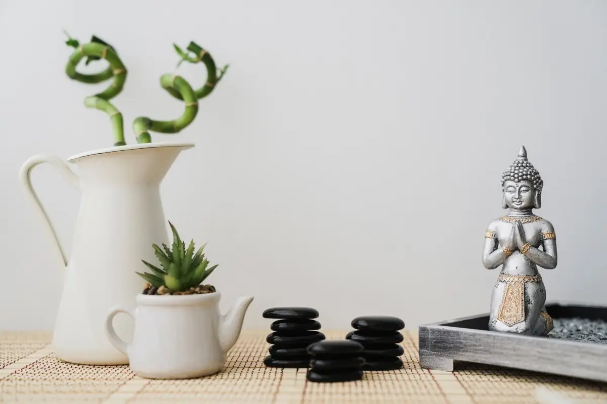 Objets décoratifs Feng Shui pour la chance et la réussite disposés harmonieusement