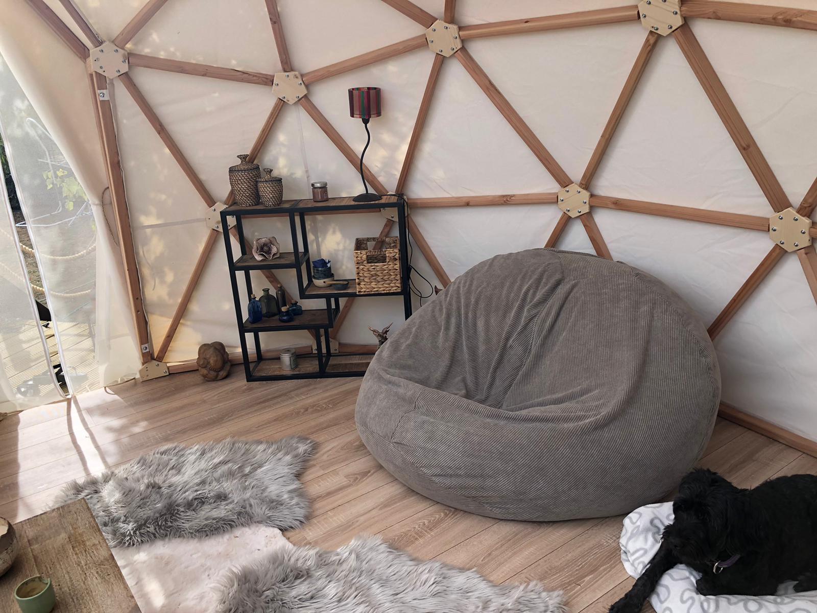 Cristaux variés disposés élégamment dans un intérieur pour harmoniser selon Feng Shui