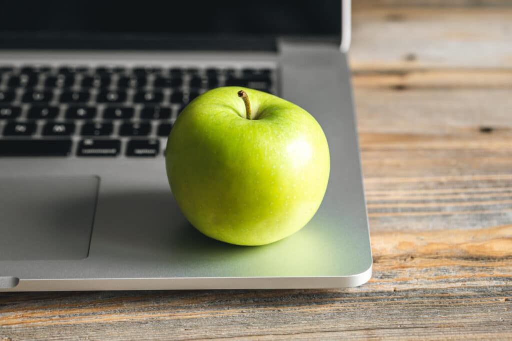 une pomme sur un ordinateur apple