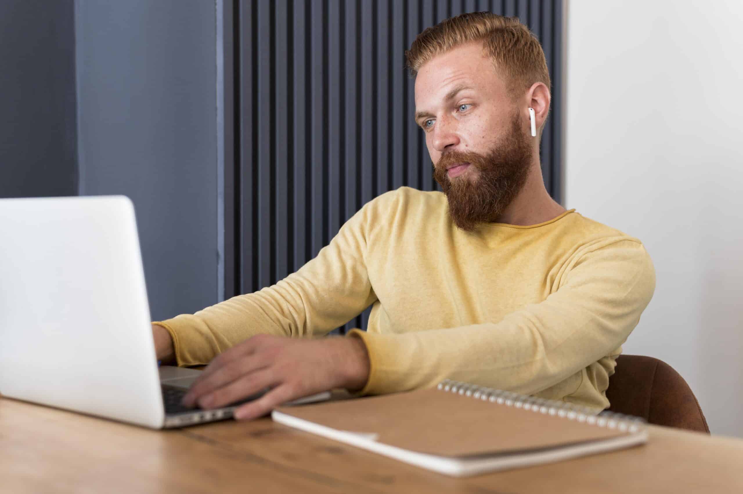 homme sur ordinateur