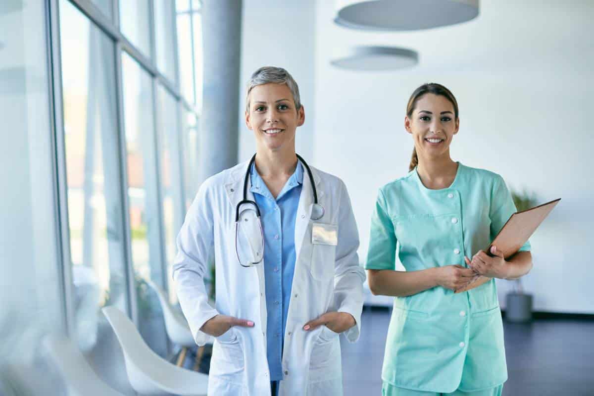 visuel blouse medicale pour femme l indispensable pour les professionnels de la sante