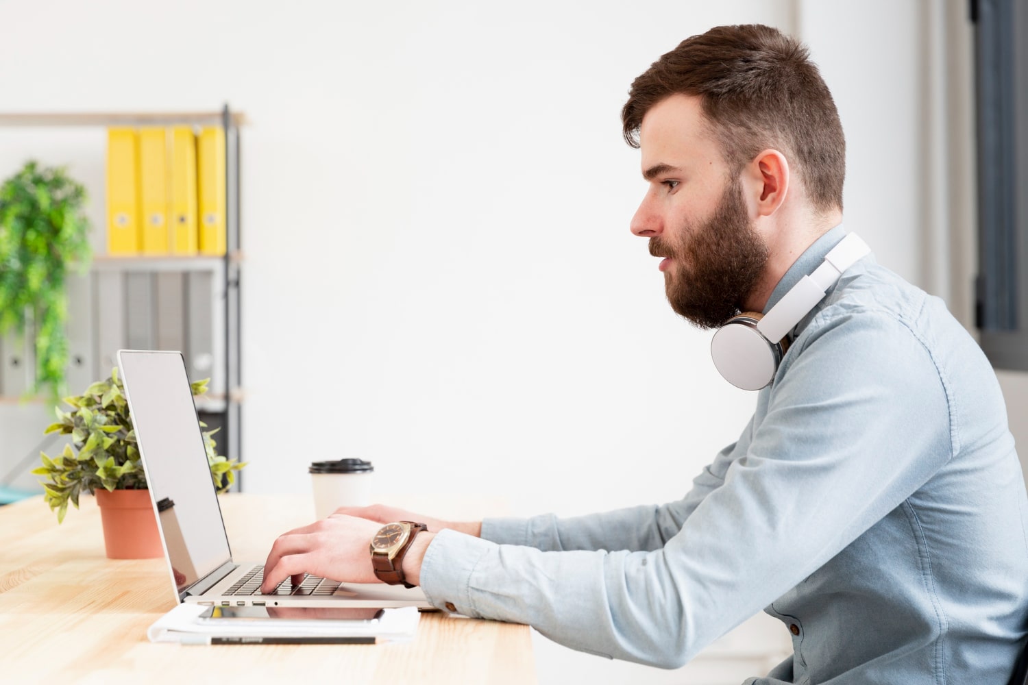 homme derrière ordinateur